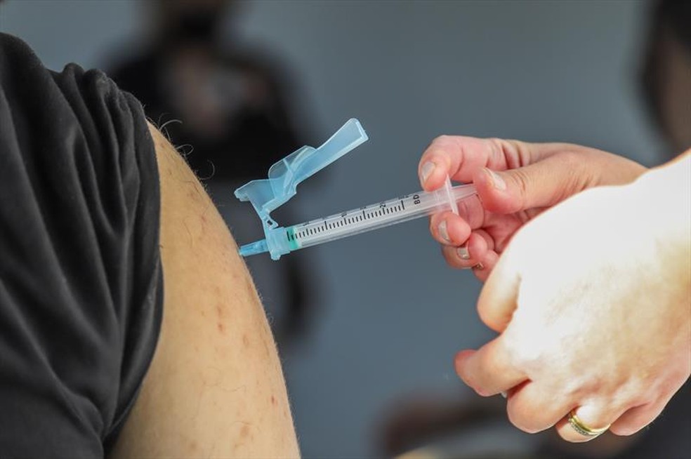 Cascavel começa aplicação de vacina contra Covid para pessoas com 31 anos, na sexta (30)